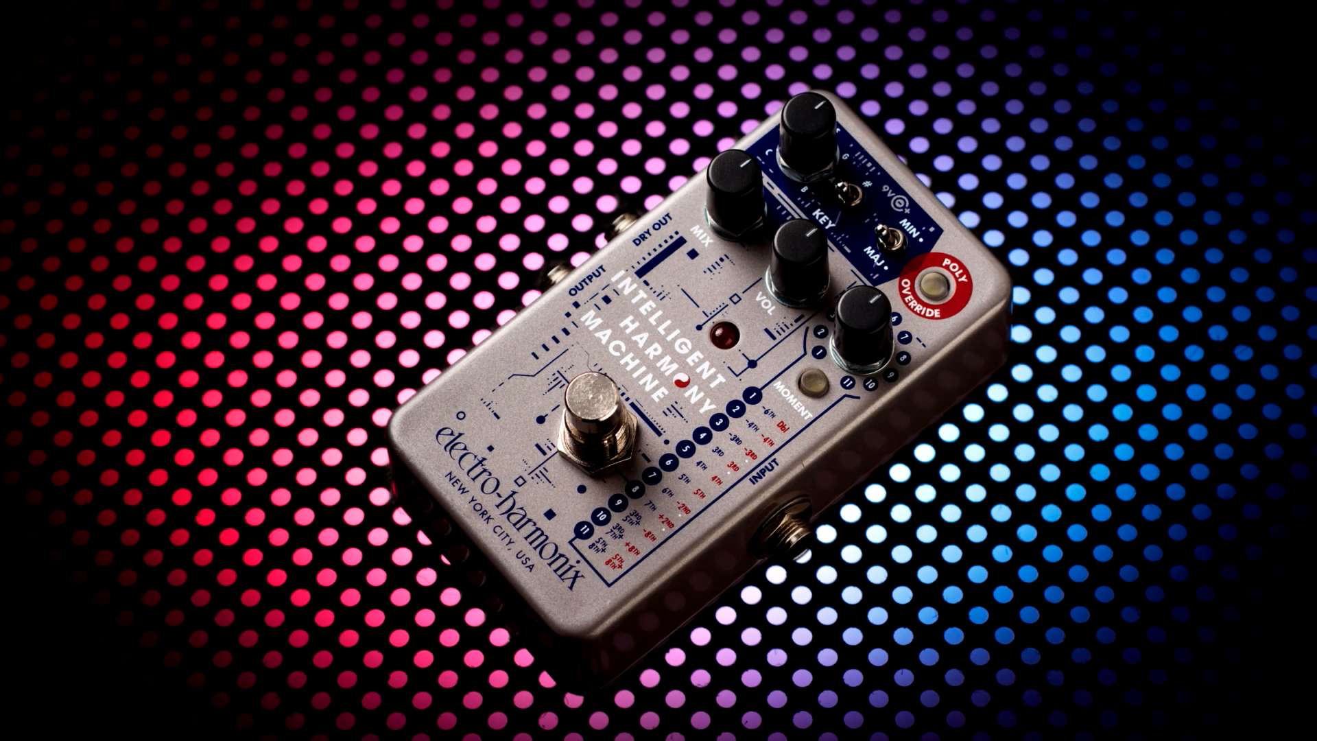 El EHX Intelligent Harmony Machine combina un pitch shifter y un